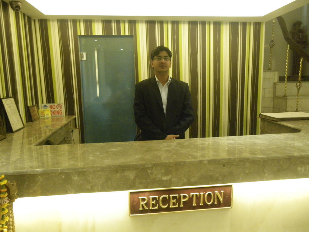 Hotel Metro Continental 德里 外观 照片